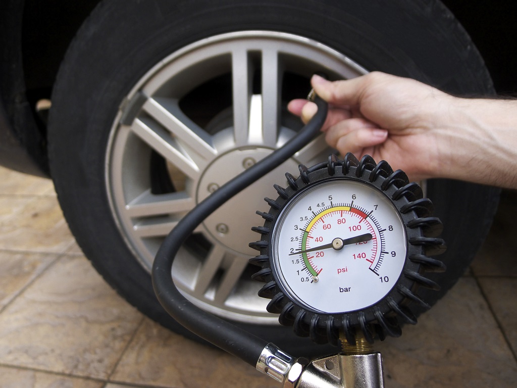 Измерение давления в шинах автомобиля. Давление в шинах ВАЗ 2110. Подкачка колес. Давление в колесах. Колесо давление в шинах.