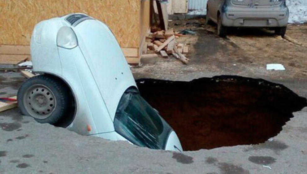 Почему водитель машины если ему сказать впереди яма тормозит хотя яму он не видит