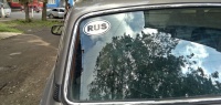 Когда нужно наклеивать знак RUS на машину и могут ли без него оштрафовать?